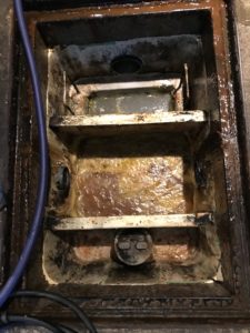 グリストラップ清掃前グリストラップ清掃後